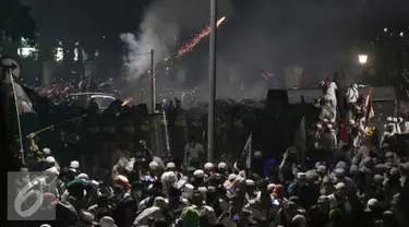 Terjadi kericuhan di jalan Medan Merdeka Barat saat Aksi damai 4 November, Jakarta, Jumat (4/11). Polisi menembakkan gas air mata ke arah pendemo. (Liputan6.com/Faizal Fanani)
