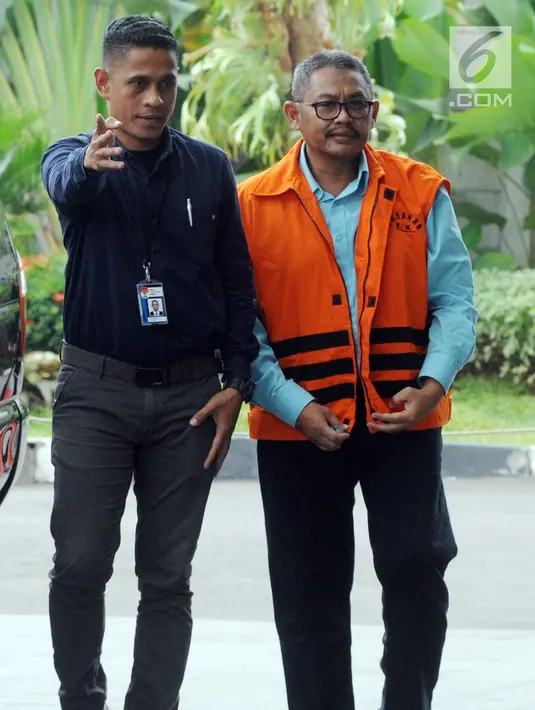 Anggota DPRD Kota Malang HM Zainuddin dikawal petugas bersiap menjalani pemeriksaan lanjutan di KPK, Jakarta, Senin (16/4). Zainuddin diperiksa sebagai tersangka dugaan suap pembahasan APBD-P Pemerintah Kota Malang Tahun 2015. (Merdeka.com/Dwi Narwoko)