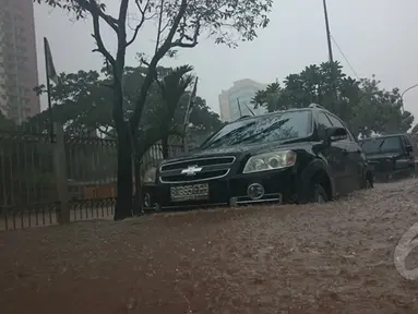 Hujan yang mengguyur kota jakarta dari malam hari menyebabkan genangan air di jalan Letjen Suprapto Cempaka Putih mencapai selutut orang dewasa , Jakarta, (9/2/2015). (Liputan6.com/Herman Zakharia)