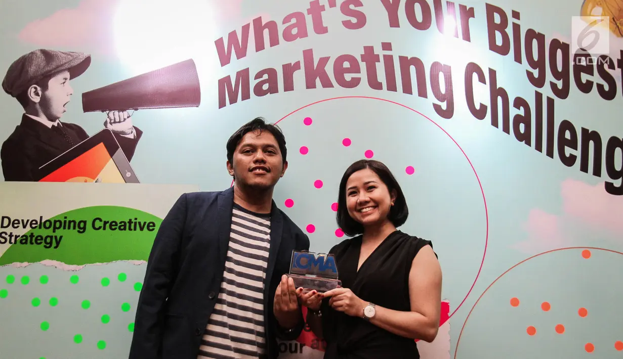 Digital Marketing Manager PT Bank DBS Indonesia Lidya Razi (kanan) berpose dengan piala penghargaan Indonesia Content Marketing Awards 2019 di Jakarta, Rabu (27/3). (Liputan6.com/FaizalFanani)