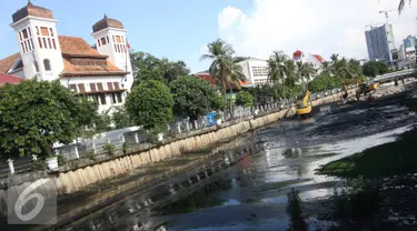 Alat berat mengeruk lumpur yang mengendap di Kali Besar, Kota Tua, Jakarta, Kamis (29/9). Pengerukan dilakukan untuk mencegah pendangkalan yang menjadi salah satu penyebab banjir di Ibu Kota. (Liputan6.com/Immanuel Antonius)
