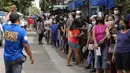 Warga menunggu untuk disuntik vaksin COVID-19 pada hari pertama program vaksinasi nasional di luar sekolah di Kota Quezon, Filipina, Senin (29/11/2021). Kemunculan COVID-19 varian Omicron telah memicu alarm baru di Filipina. (AP Photo/Aaron Favila)