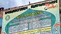 Peluncuran jadwal imsakiyah raksasa dilakukan dengan membentangkannya dari atas Masjid Taqwa Muhammadiyah, Padang, Sumatra Barat. 