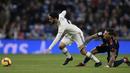 Gelandang Real Madrid, Isco, ditarik kakinya oleh striker Valencia, Santi Mina, pada laga La Liga di Stadion Santiago Bernabeu, Madrid, Sabtu (1/12). Madrid menang 2-0 atas Valencia. (AFP/Oscar Del Pozo)
