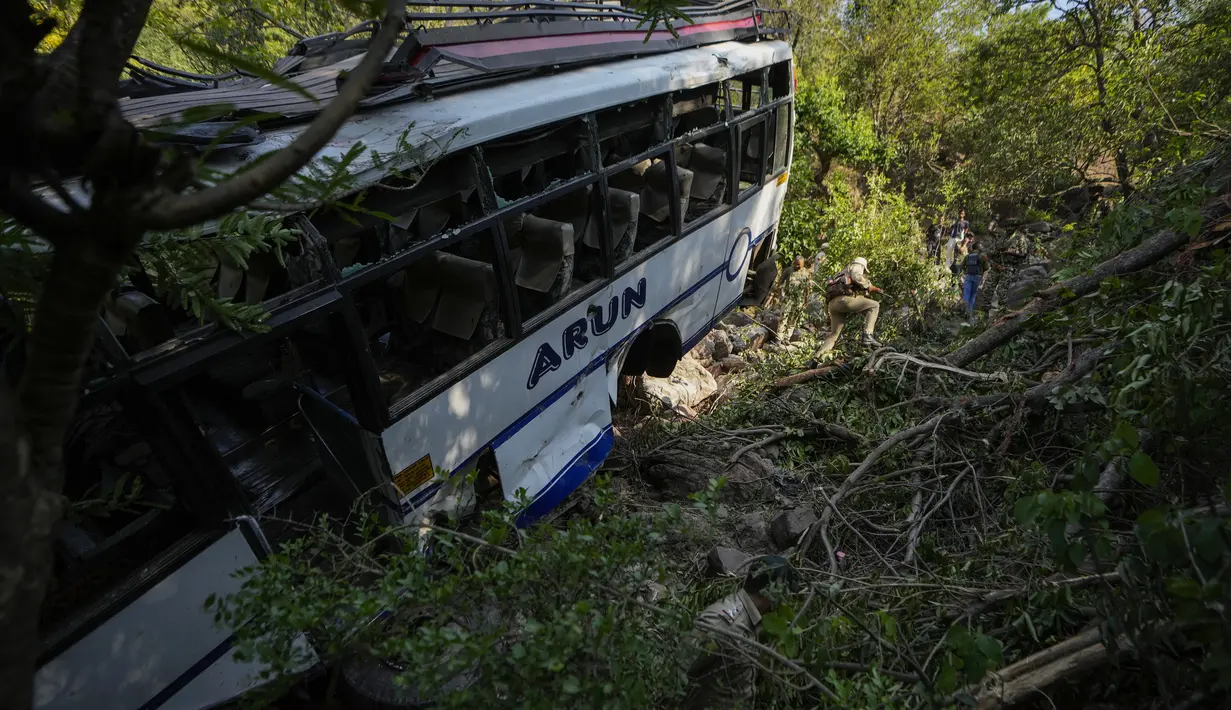 Tidak ada pihak yang segera mengaku bertanggung jawab atas serangan tersebut, yang juga menyebabkan 33 orang lainnya terluka. (AP Photo/Channi Anand)
