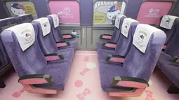 Penampilan interior kereta cepat Shinkansen yang dihiasi dengan tokoh populer Hello Kitty di Prefektur Fukuoka, 25 Juni 2018. Desain unik ini diharapkan mampu mendongkrak sektor pariwisata Jepang. (AFP/West Japan Railway/Handout)