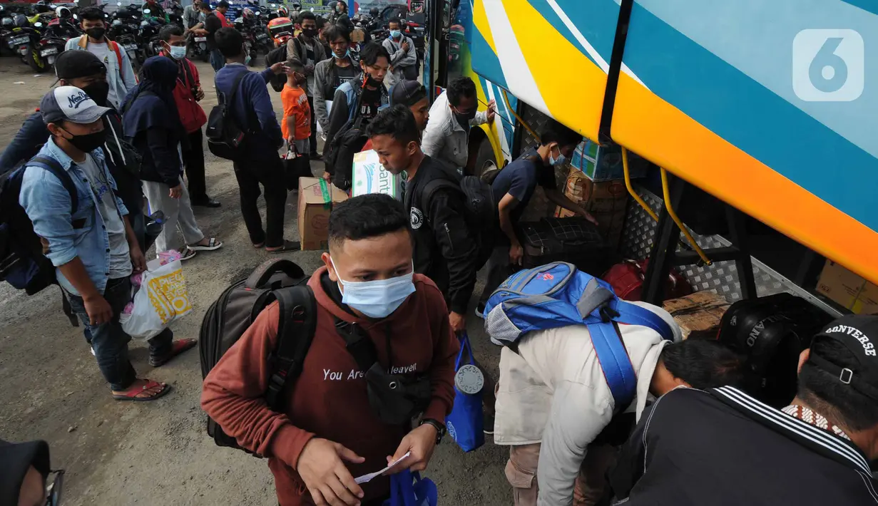 Pemudik memasukkan bawaan ke dalam bagasi bus di terminal bayangan di Pasar Jumat, Jakarta, Rabu (5/5/2021). Jelang pemberlakuan larangan mudik 2021 pada esok hari, sejumlah terminal bayangan di wilayah Jabodetabek dipadati para pemudik tujuan Pulau Jawa dan Sumatera. (merdeka.com/Arie Basuki)