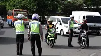 Polisi lalu lintas bersiaga di Bundaran Hotel Indonesia (HI) untuk mengalihkan pengendara motor, Jakarta, Rabu (17/12/2014). (liputan6.com/Faizal Fanani)