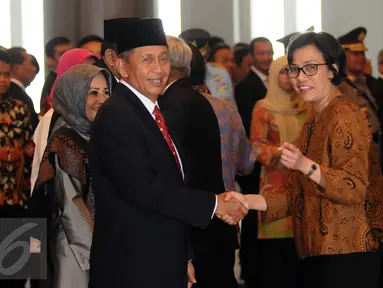 Menteri Keuangan, Sri Mulyani Indrawati (kanan) menyalami Ketua BPK Moermahaji Soerja Djanegara usai pengucapan sumpah jabatan di Gedung MA, Jakarta, Rabu (26/4). Ketua dan Wakil Ketua BPK terpilih secara aklamasi. (Liputan6.com/Helmi Fithriansyah)