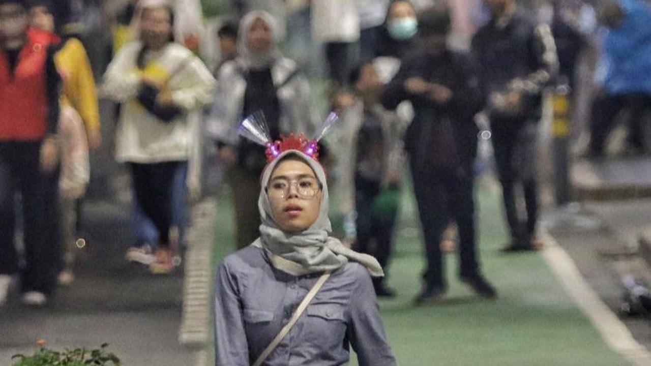 FOTO:  Malam Muda-Mudi Tahun Baru 2024, Ribuan Warga Berbondong-Bondong Padati Bundaran HI