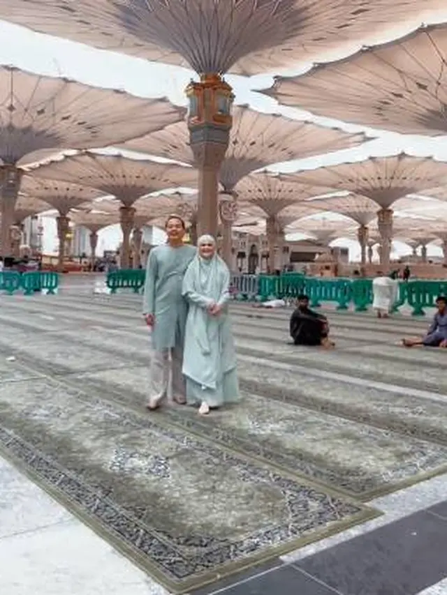 7 Potret Cut Meyriska dan Roger Danuarta Jalani Umrah Bersama Buah Hati
