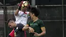 Kiper Barito Putera, Dian Agus, mengamankan bola dari bek PS Tira, Kim Sang Min, pada laga persahabatan di Lapangan Bais, Bogor, Kamis (22/2/2018). PS Tira kalah 1-2 dari Barito Putera. (Bola.com/Asprilla Dwi Adha)