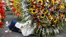 Warga beristirahat dibawah rangkaian bunga saat digelarnya festival bunga tahunan di Medellin, Kolombia, Minggu (9/8/2015). Festival yang dikenal dengan nama Silleteros Parade ini telah dilangsungkan sejak 1957. (REUTERS/Fredy Builes)