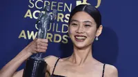Bintang Squid Game Jung Ho Yeon di SAG Awards 2022. (Jordan Strauss/Invision/AP)
