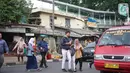 Pejalan kaki menyeberangi jalan di depan Stasiun Lenteng Agung, Jakarta, Senin (4/11/2019). Meski telah tersedia JPO, sebagian pejalan kaki lebih memilih untuk menyeberang sembarangan sehingga mengganggu arus lalu lintas serta berpotensi menimbulkan kecelakaan. (Liputan6.com/Immanuel Antonius)