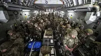 Pasukan Inggris dari Brigade Serangan Udara ke-16 tiba di Kabul, Afghanistan, Minggu (15/8/2021). Inggris mengirim 600 pasukan dalam Operasi PITTING untuk mengevakuasi warganya dari Afghanistan di tengah situasi keamanan yang memburuk. (Leading Hand Ben Shread/MOD via AP)