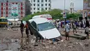 Warga melihat-lihat kerusakan usai banjir yang disebabkan oleh Topan Shaheen di Mukalla, Provinsi Hadramaut, Yaman, Kamis (7/10/2021). Topan Shaheen yang melanda negara tetangga, Oman, mempengaruhi wilayah tersebut. (AFP)