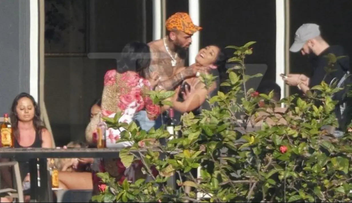 Mereka hanya bercanda dan memang dalam beberapa foto lain wanita tersebut lebih banyak terlihat tertawa meski dalam cekikan Chris Brown. (TMZ)