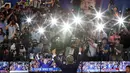 Kandidat Presiden Korsel, Moon Jae-in mengangkat tangan usai hasil hitung cepat memperlihatkan dia unggul dibanding calon lainnya di Seoul, Selasa (9/5). Calon Partai Demokrat itu menang telak dengan mengantongi 41,4 persen suara. (AP Photo/Lee Jin-man)