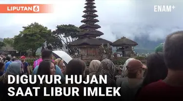 Walaupun diguyur hujan, momen liburan panjang bertepatan dengan Hari Imlek 2024, dimanfaatkan sejumlah pengunjung untuk mengunjungi objek wisata Ulun Danu di Tabanan, Bali.