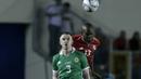 Duel pemain Irlandia Utara, Shane Ferguson (depan) dan pemain Panama, Adolfo Machado pada laga uji coba di Panama City, (29/5/2018). Panama dan Irlandia Utara bermain imbang 0-0. (AP/Arnulfo Franco)