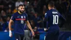 Pemain Prancis Karim Benzema (kiri) dan Kylian Mbappe bereaksi saat melawan Bosnia-Herzegovina pada pertandingan Grup D kualifikasi Piala Dunia 2022 di Stadion Meineau, Strasbourg, Prancis, Rabu (1/9/2021). Pertandingan berakhir dengan skor 1-1. (FRANCK FIFE/AFP)