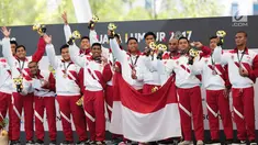 Timnas polo air putra Indonesia menunjukkan medali perak usai seremoni pemberian medali pada cabang polo air putra SEA Games 2017 di National Aquatic Centre, Kuala Lumpur, Minggu (20/8). Indonesia menang 12-5 atas Filipina. (Liputan6.com/Faizal Fanani)