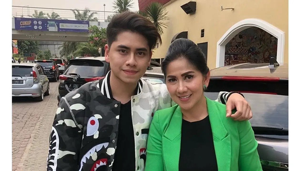 5 Potret Kedekatan Venna Melinda Dengan Putranya Athalla Naufal, Mesra Banget