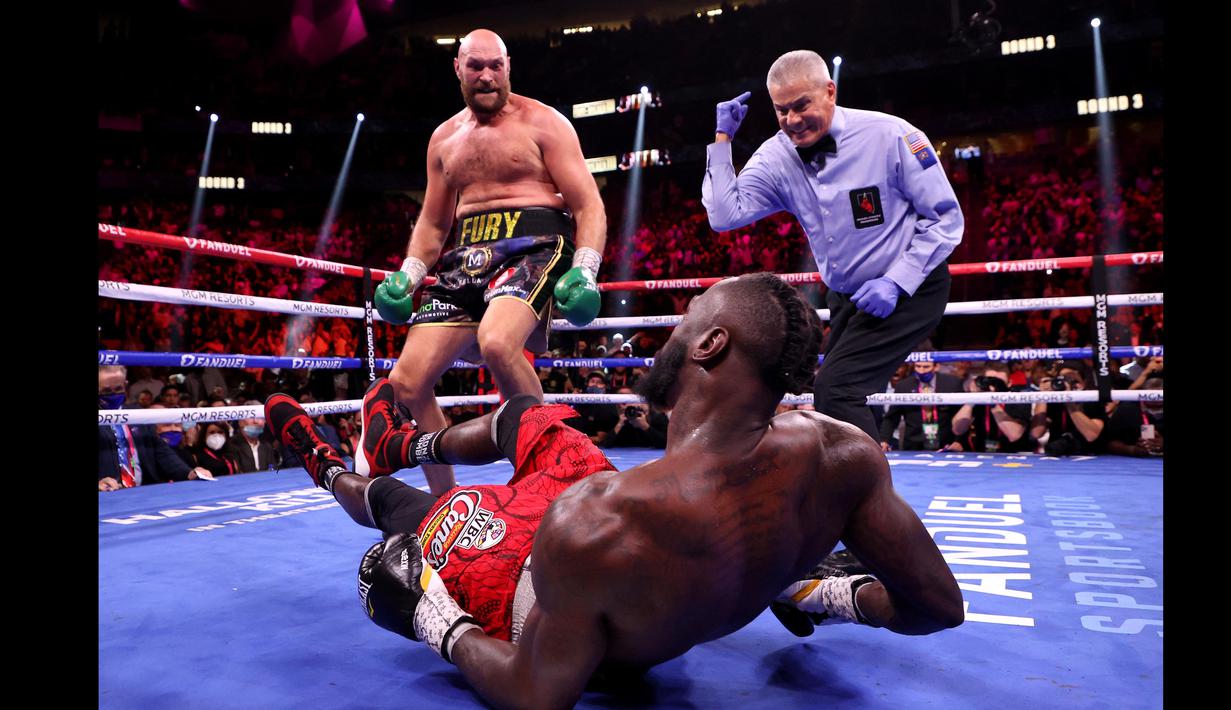 Pertarungan berlangsung seru. Fury sempat membuat jatuh Wilder pada ronde ketiga saat tersisa waktu 36 detik. Namun, Wilder tetap bisa bangkit dan melanjutkan laga. (AFP via Getty Images/Al Bello)