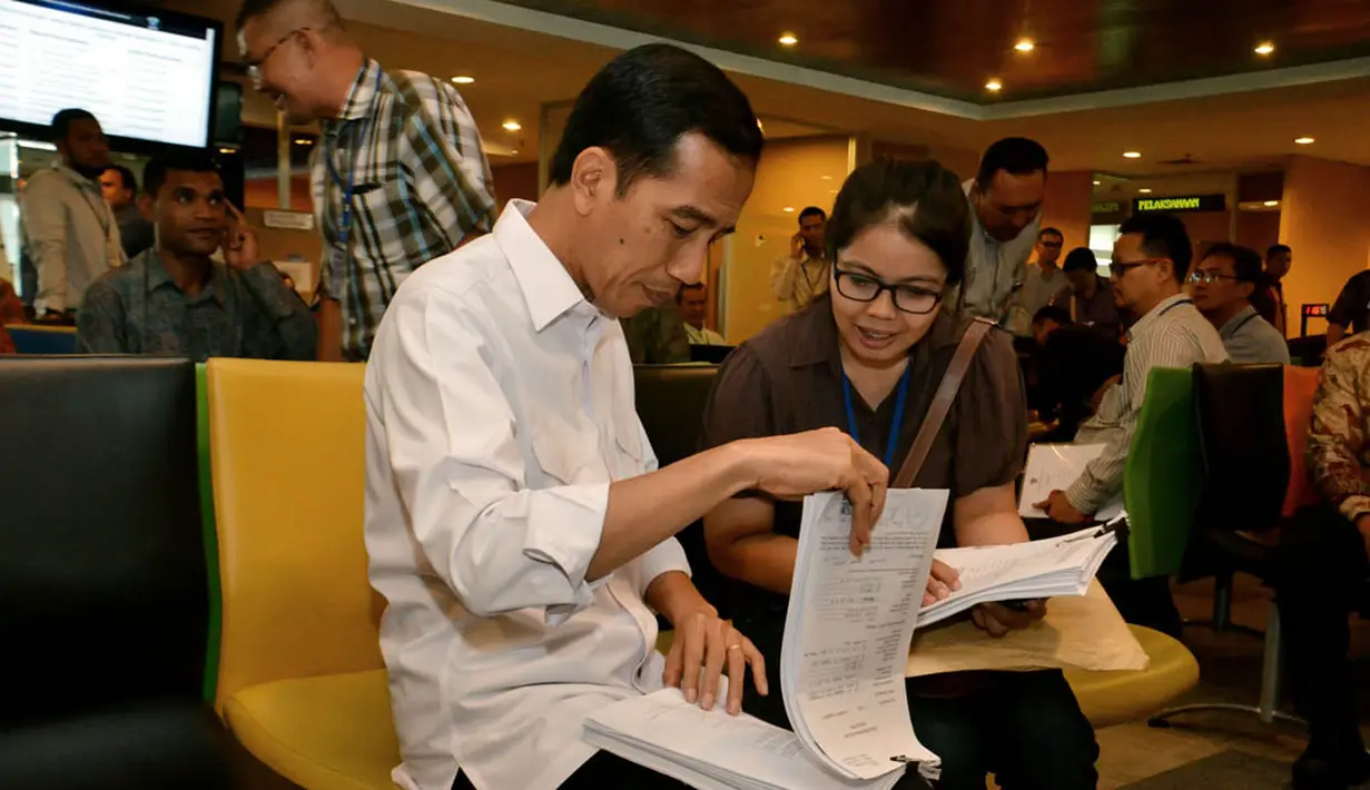 Setelah melihat langsung, Jokowi mengaku tidak puas dengan pelayanan pihak BKPM soal izin yang tidak praktis dan sangat makan waktu, Jakarta, Selasa (25/10/14). (Rumgapres/Agus Suparto)