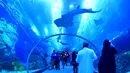 Wisatawan mengunjungi akuarium Dubai Mall di pusat kota Dubai, UEA pada Rabu (2/1). Di sana ada 33.000 biota laut dengan 85 spesies berbeda, termasuk 400 kombinasi dari hiu dan ikan pari. (GIUSEPPE CACACE / AFP)