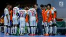 Pelatih timnas futsal putra Indonesia Yori Van Der Torren memberi arahan saat melawan Vietnam dalam laga ketiga futsal SEA Games 2017 di Shah Alam, Malaysia, Jumat (25/8). Timnas futsal putra Indonesia kalah dengan skor 1-4. (Liputan6.com/Faizal Fanani)