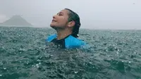 Melalui akun instagramnya, perempuan kelahiran Tangerang 26 tahun silam itu membagikan videonya saat renang di laut dengan cuaca hujan.[Instagram/prillylatuconsina96]