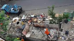 Satu unit alat berat dikerahkan untuk mempercepat proses pembongkaran bangunan liar di kawasan Stasiun Tebet, Jakarta, Selasa (19/8/14). (Liputan6.com/Miftahul Hayat)