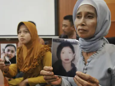 Keluarga dari Cicih, seorang TKI yang bekerja di Uni Emirat Arab saat mengadu ke Kantor BNP2TKI, Jakarta (6/5/2015). Cicih terancam hukuman mati karena diduga telah membunuh anak majikannya. (Liputan6.com/Johan Tallo)