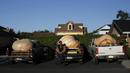 John Hawkley, duduk dengan labu di truk sebelum perlombaan Safeway World Championship Pumpkin Weigh-Off yang ke-42 di Half Moon Bay, California, Senin (12/10). Acara tahunan tersebut memperlombakan hasil panen berupa labu raksasa. (REUTERS/Stephen Lam)