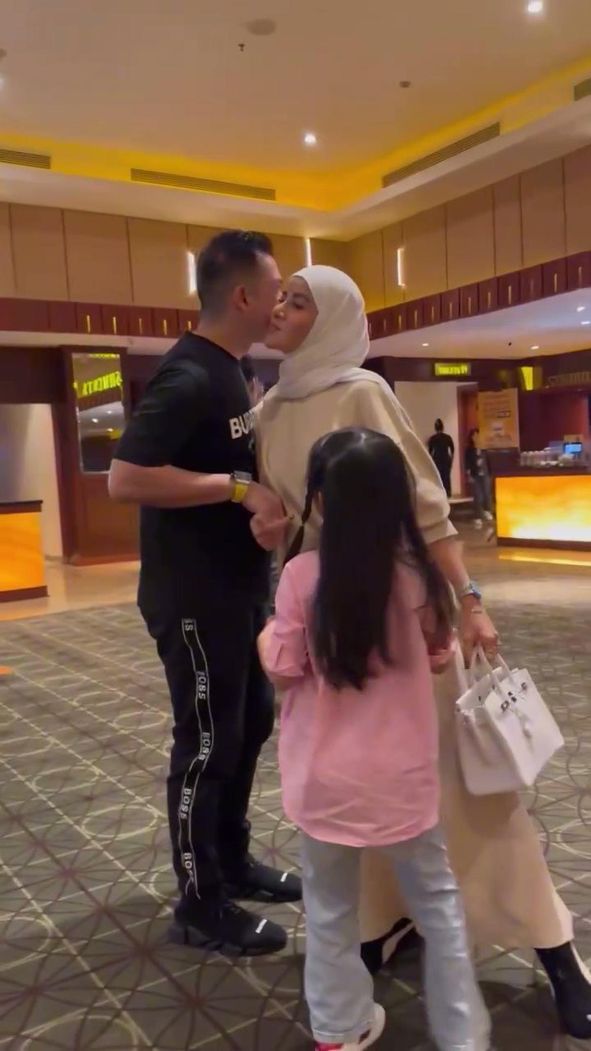 7 Potret Olla Ramlan dan Mantan Suami Nonton Bareng Bersama Anak, Tetap Akur meski Sudah Bercerai