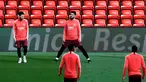 Pemain Barcelona Lionel Messi (kiri) dan Luis Suarez saat sesi latihan bersama rekan-rekan mereka jelang menghadapi Liverpool pada leg kedua semifinal Liga Champions di Stadion Anfield, Liverpool, Inggris, Senin 6 Mei 2019. (Peter Byrne/PA via AP)