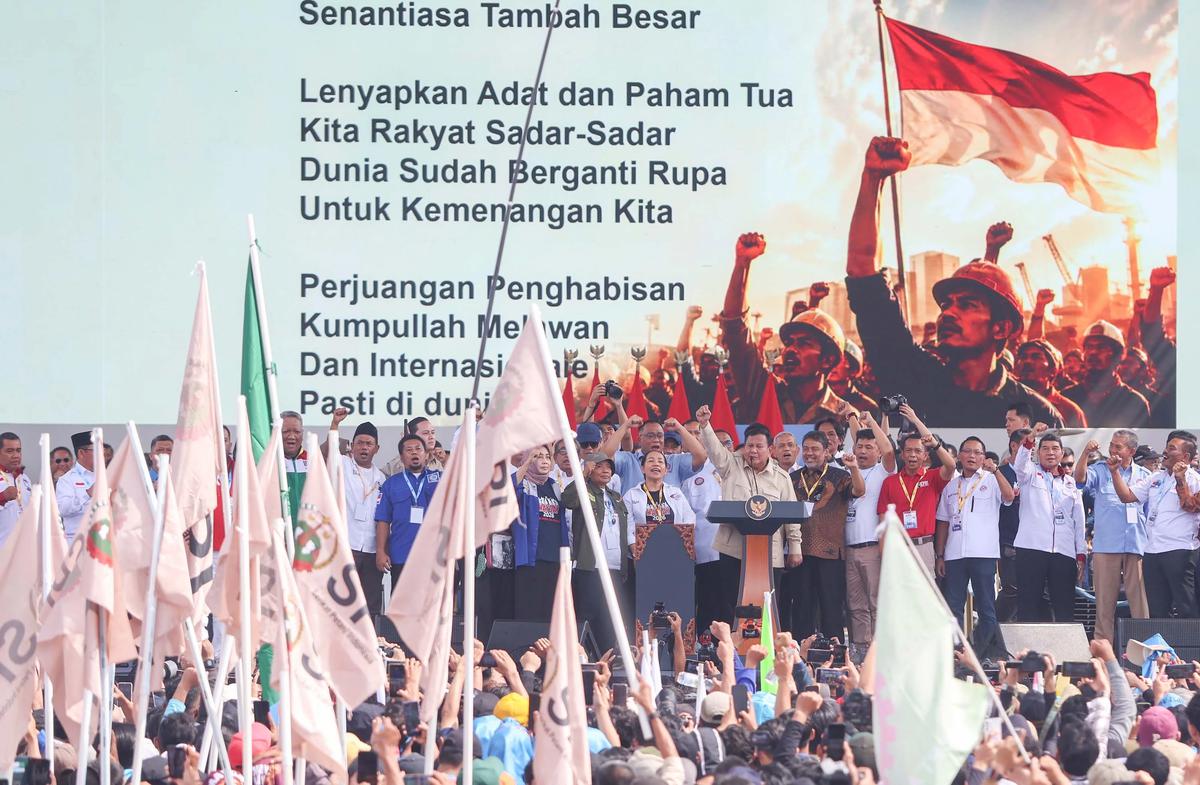 FOTO: Aksi Prabowo Lepas Baju  dan Membagikannya di Hadapan Buruh pada May Day 2026 di Monas