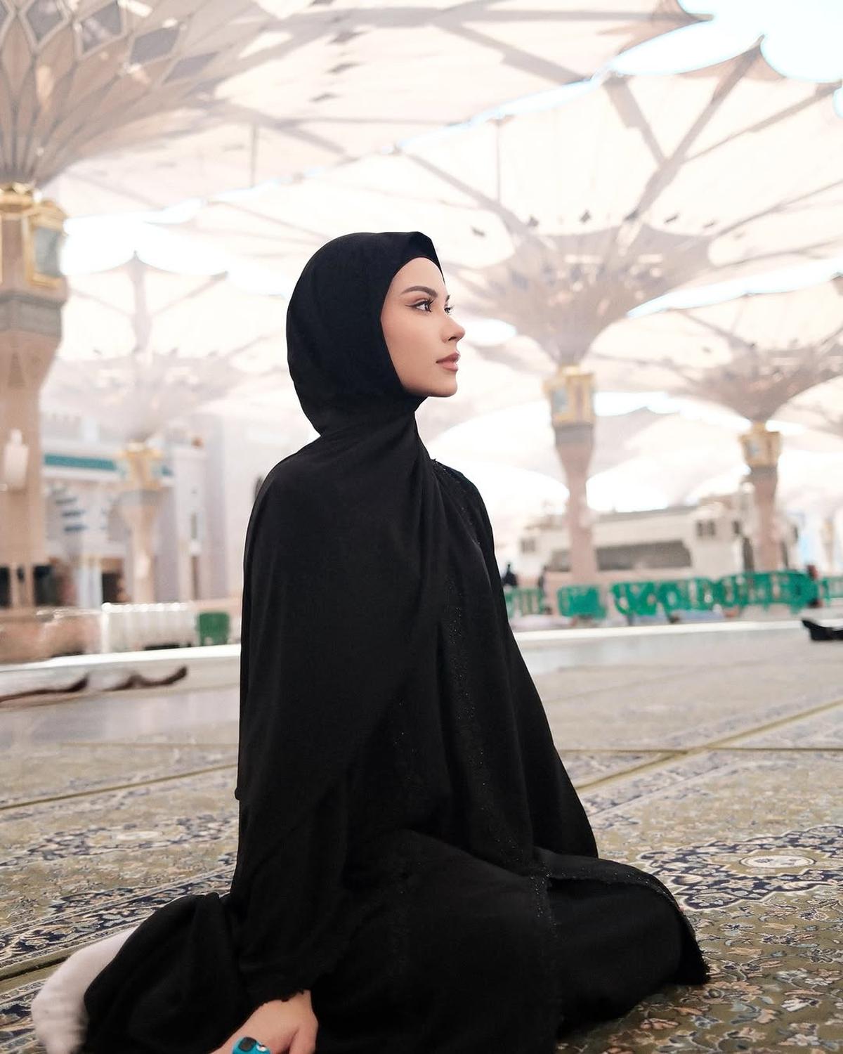 Momen Alyssa Daguise Umrah Bersama Ibu, Kompak dengan Warna Outfit Hitam yang Memesona