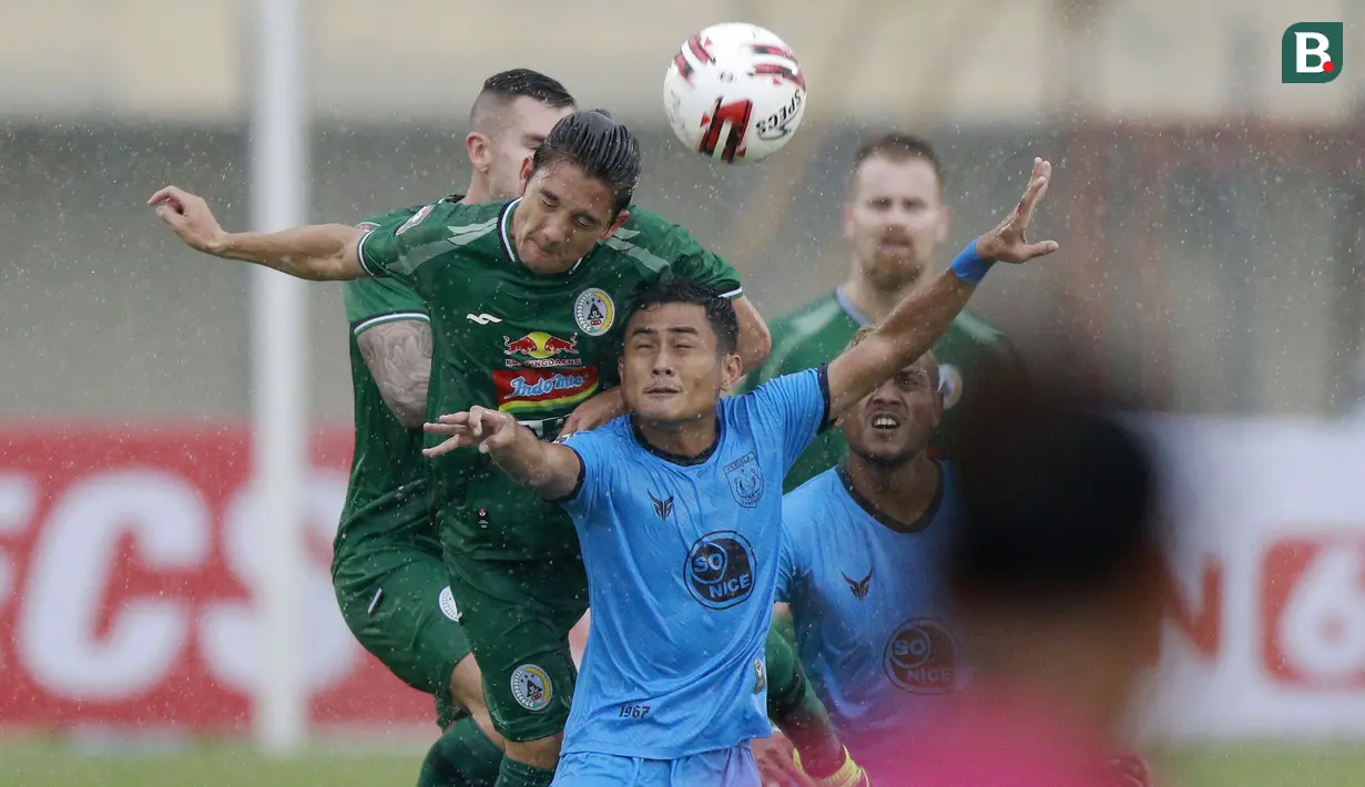 Pemain PSS Sleman, Kim Jeffrey Kurniawan (kiri) berduel udara dengan pemain Persela Lamongan dalam laga matchday ke-2 Grup C Piala Menpora 2021 di Stadion Si Jalak Harupat, Bandung, Minggu (28/3/2021). (Bola.com/M Iqbal Ichsan)