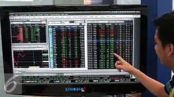 Pekerja menunjukan data pasar modal saat pameran Investor Summit 2015 di Bursa Efek Indonesia, Jakarta, Kamis (12/11/2015). Investor Summit diselengarakan sebagai upaya agar masyarakat Indonesia paham tentang pasar modal. (Liputan6.com/Angga Yuniar)