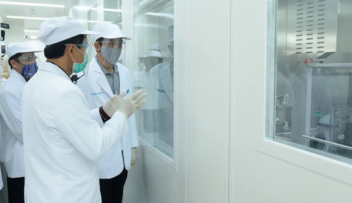 Presiden Joko Widodo atau Jokowi (kanan) meninjau fasilitas produksi dan pengemasan di PT Bio Farma, Bandung, Jawa Barat Selasa (11/8/2020).  Jokowi menggunakan pakaian lengkap penelitian untuk melihat Laboratorium Bio Farma. (Foto: Biro Pers Kepresidenan)