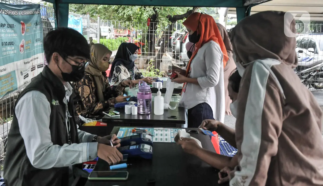 Warga melakukan swipe kartu saat membeli produk pangan bersubsidi di Food Station Cipinang, Jakarta Timur, Kamis (8/9/2022). Pemprov DKI melalui Dinas Ketahanan Pangan, Kelautan, dan Pertanian (DKPKP) terus menggelar Program Pangan Bersubsidi dalam rangka memberikan kesempatan pada warga untuk membeli beberapa jenis pangan yang dijual dengan harga yang sangat terjangkau guna peningkatan gizi masyarakat. (merdeka.com/Iqbal S Nugroho)