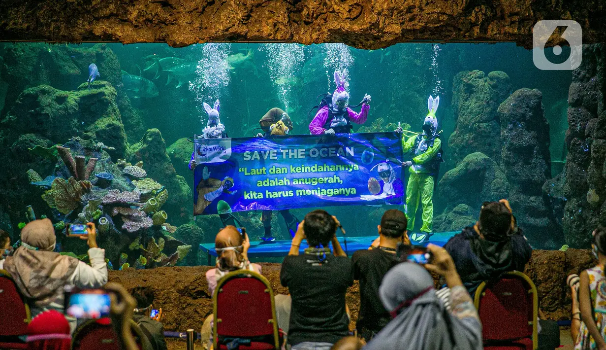 Sejumlah penyelam berkostum kelinci mementaskan drama teatrikal "Rabbit Underwater Show in Mission: Save the Ocean" di Sea World, Ancol, Jakarta, Selasa (30/3/2021). Pertunjukan digelar untuk mengedukasi warga dalam menjaga ekosistem laut dari sampah atau polusi laut. (Liputan6.com/Faizal Fanani)