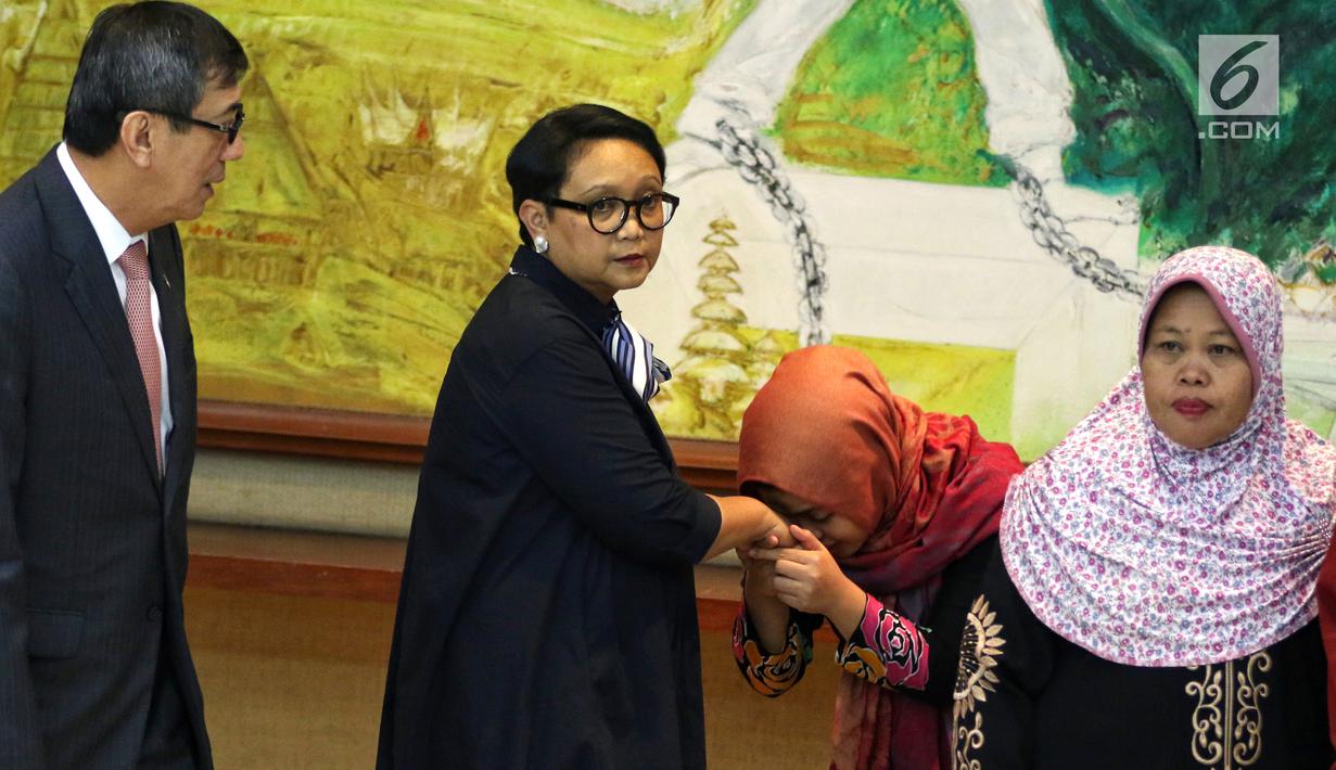 Siti Aisyah mencium tangan Menteri Luar Negeri Retno Marsudi di Kemenlu, Jakarta, Senin (11/3). Siti Aisyah kembali ke Indonesia setelah dibebaskan Pengadilan Tinggi Shah Alam terkait kasus dugaan pembunuhan Kim Jong-Nam. (Liputan6.com/Johan Tallo)