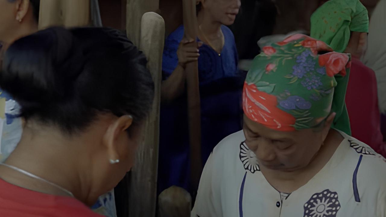 Hasilkan Empat Nada, Begini Uniknya Tradisi Menumbuk Padi oleh Ibu-ibu di Kampung Urug Bogor