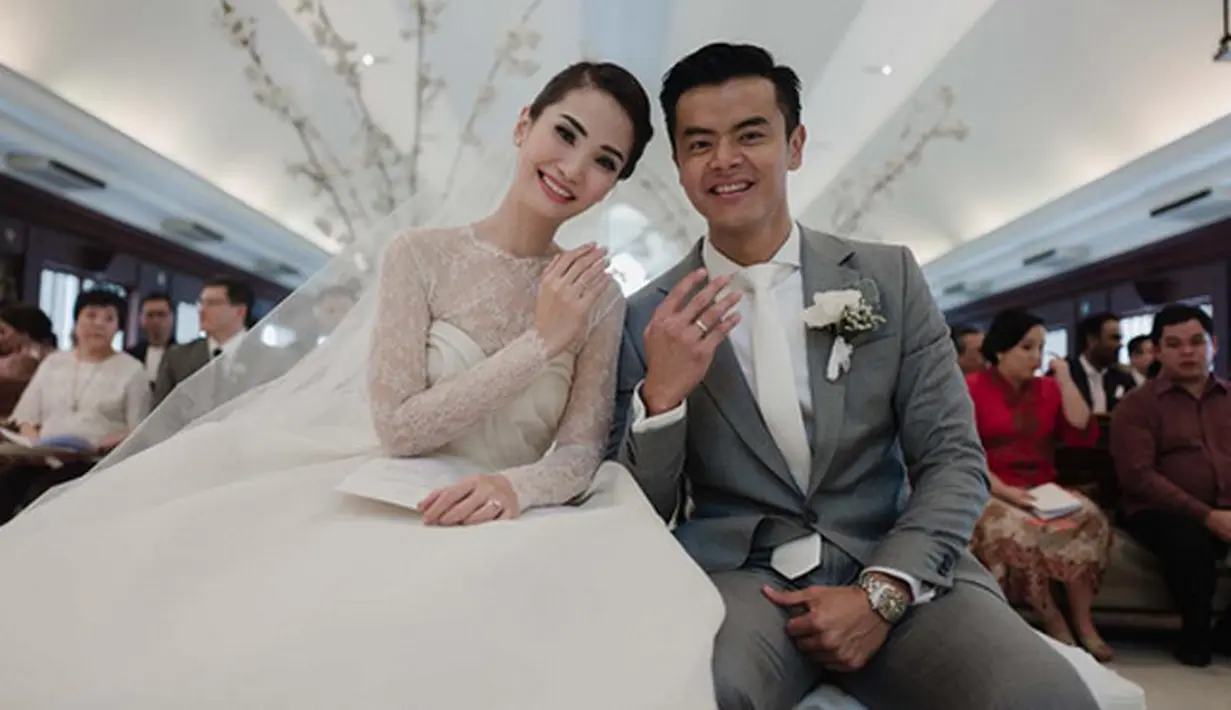 Dion Wiyoko dan Florencia Fiona Anthony menikah secara tertutup hanya dihadiri pihak keluarga dekat. Acara pemberkatan nikahnya berlangsung di Gereja Santo Fransiskus Xaverius, Denpasar, Bali, Jumat (1/9/2017). (Instagram/dionfiona)