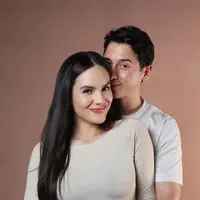Steffi Zamora mengumumkan anak pertama bersama Nino Fernandez. Keduanya pun berfoto di sebuah studio foto dengan tampilan busana earth tone. Nino mengenakan atasan t shirt putih. [@steffizamoraaa]