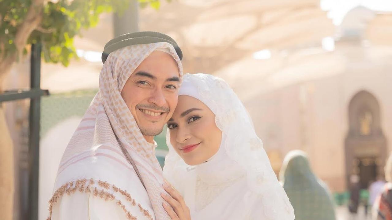 Momen Akad Nikah Zumi Zola dan Putri Zulhas di Masjid Nabawi Madinah